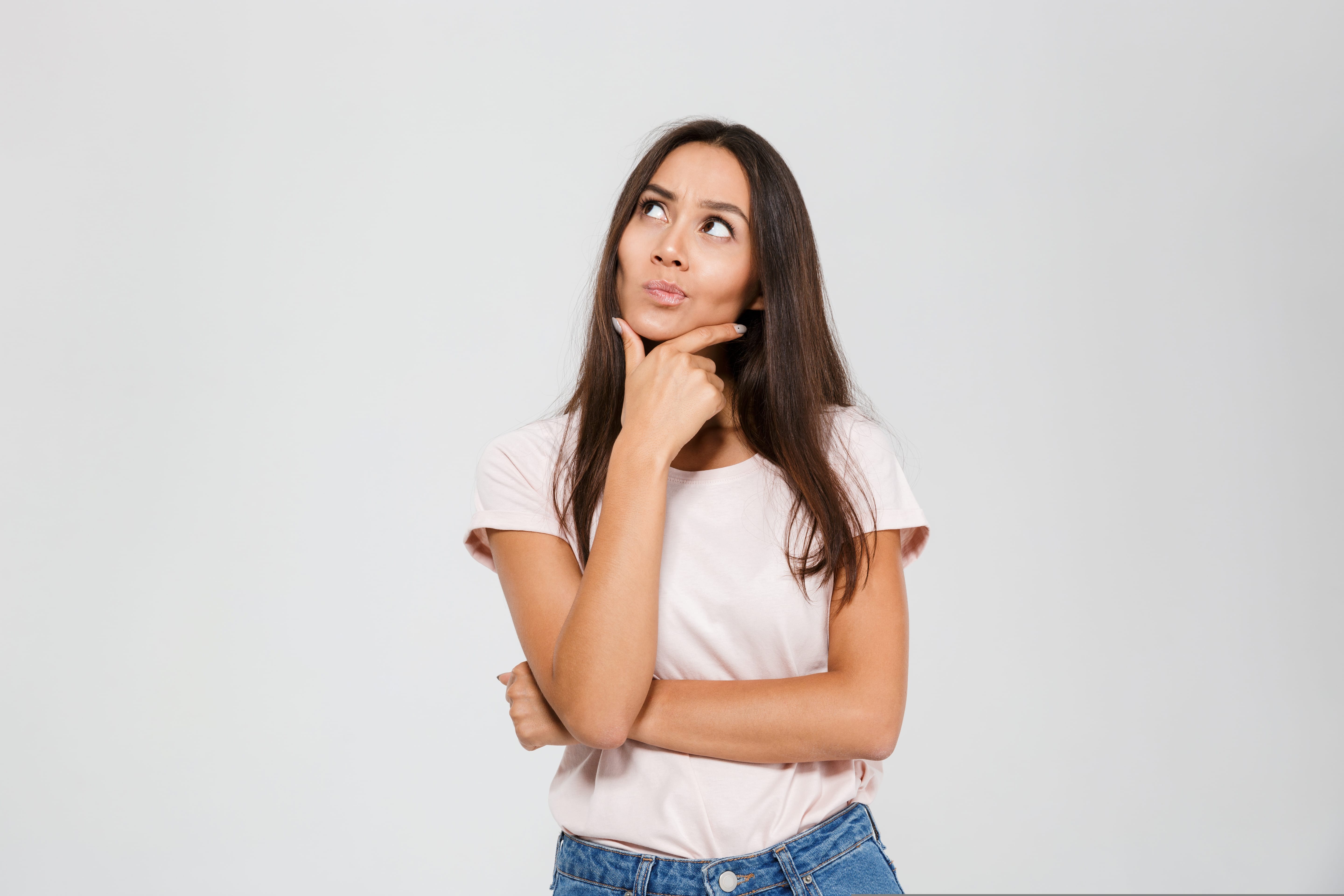 Une femme qui réfléchit