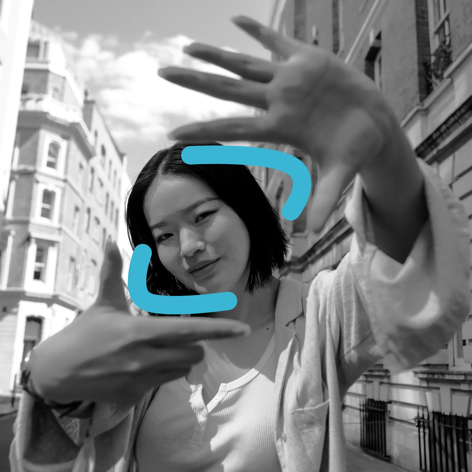 Women creating a rectangle with her fingers with highlights following her fingers.