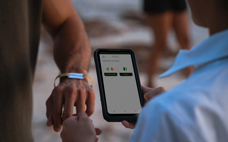 Control de acceso con brazalete RFID escaneado en dispositivo móvil Billtag