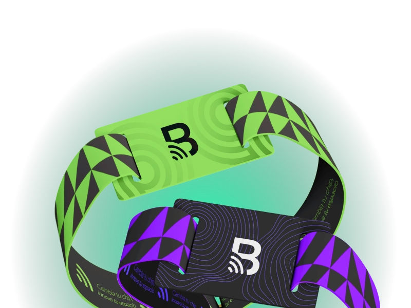 Dos brazaletes RFID de Billtag en verde y morado con patrones geométricos.