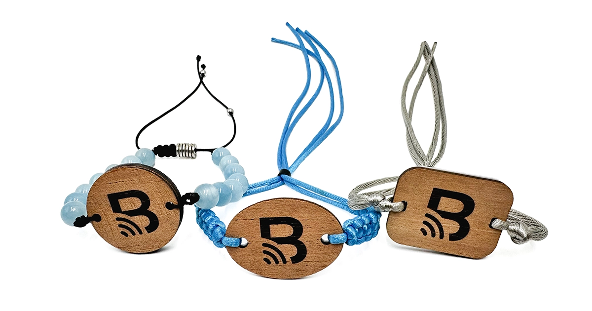 Brazaletes artesanales RFID Billtag de madera con cordón y cuarzos azules