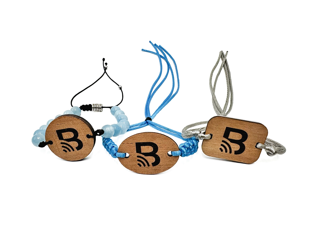 Brazaletes artesanales RFID Billtag de madera con cordón y cuarzos azules