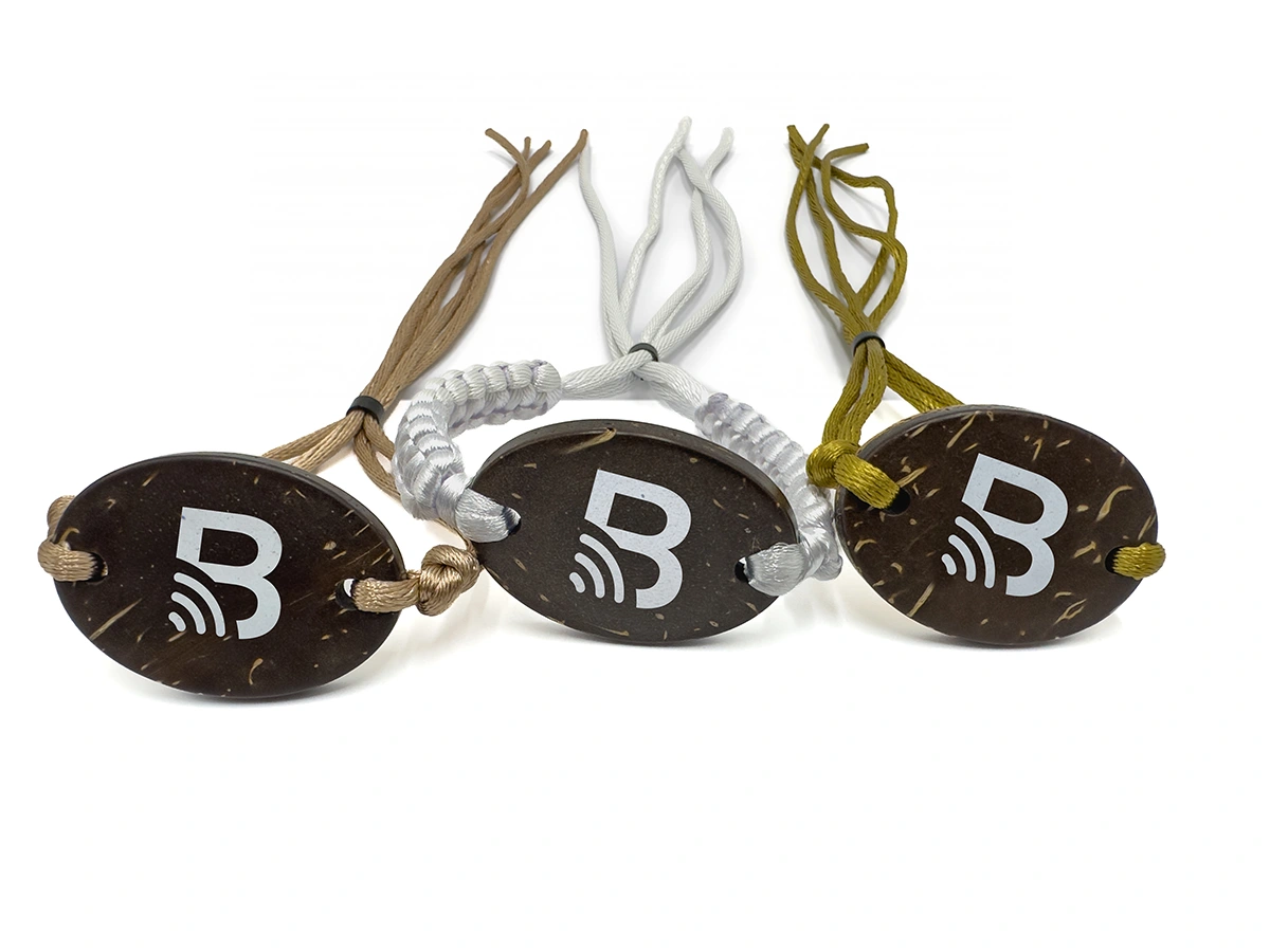 Brazaletes artesanales RFID de coco con cordón ajustable en tres tonos