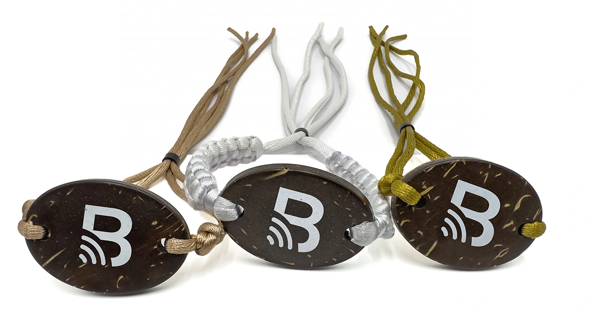 Brazaletes artesanales RFID de coco con cordón ajustable en tres tonos