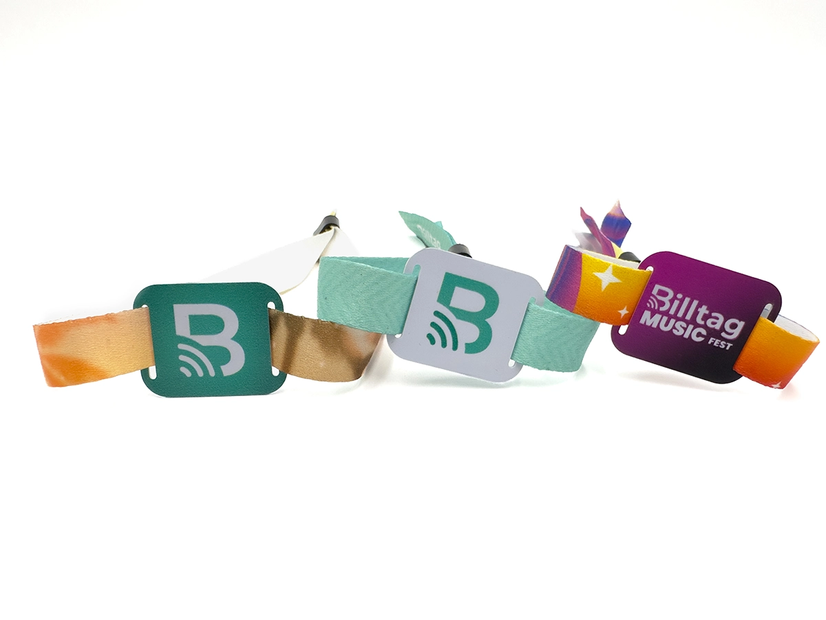 Brazaletes de tela verde, blanco y morado con RFID y placa de PVC Billtag