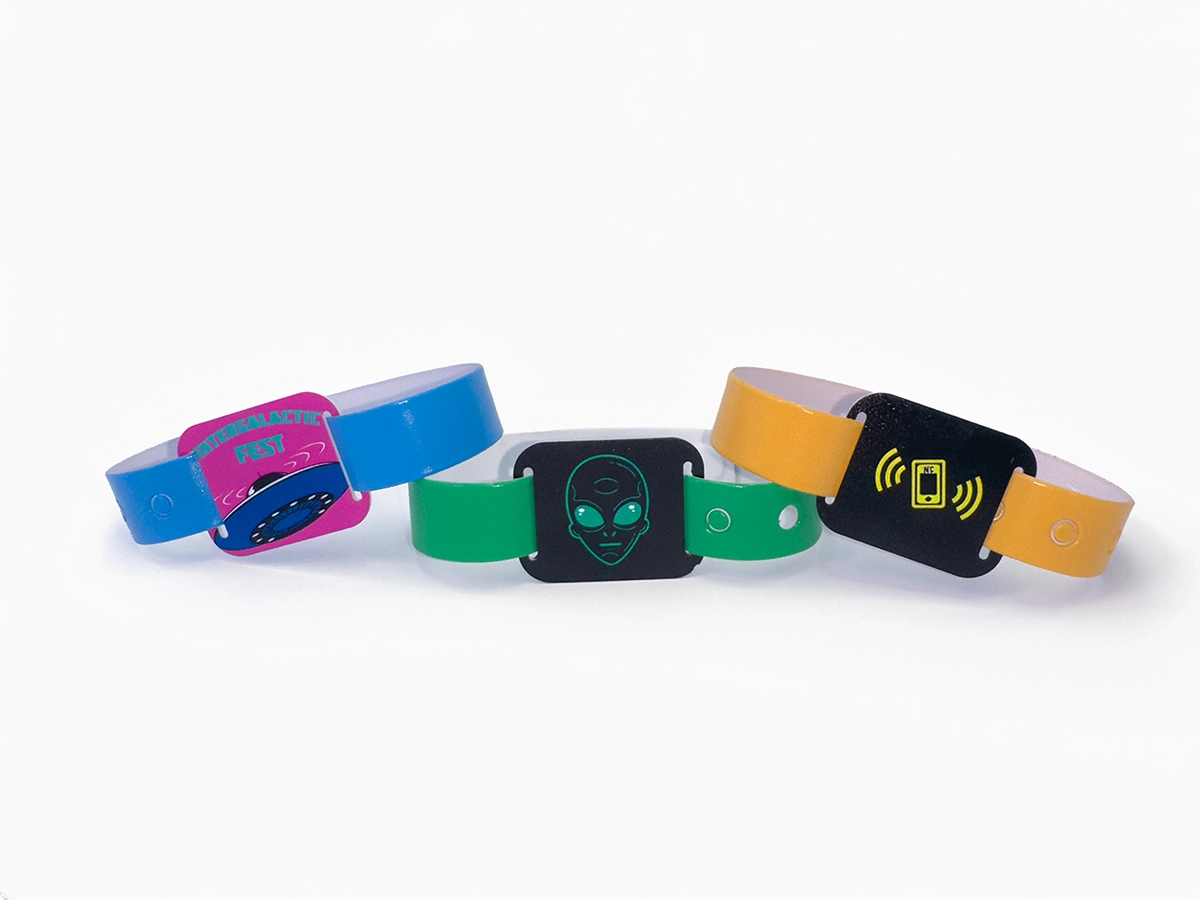 Brazaletes de vinil RFID con placas de diseño temático en varios colores