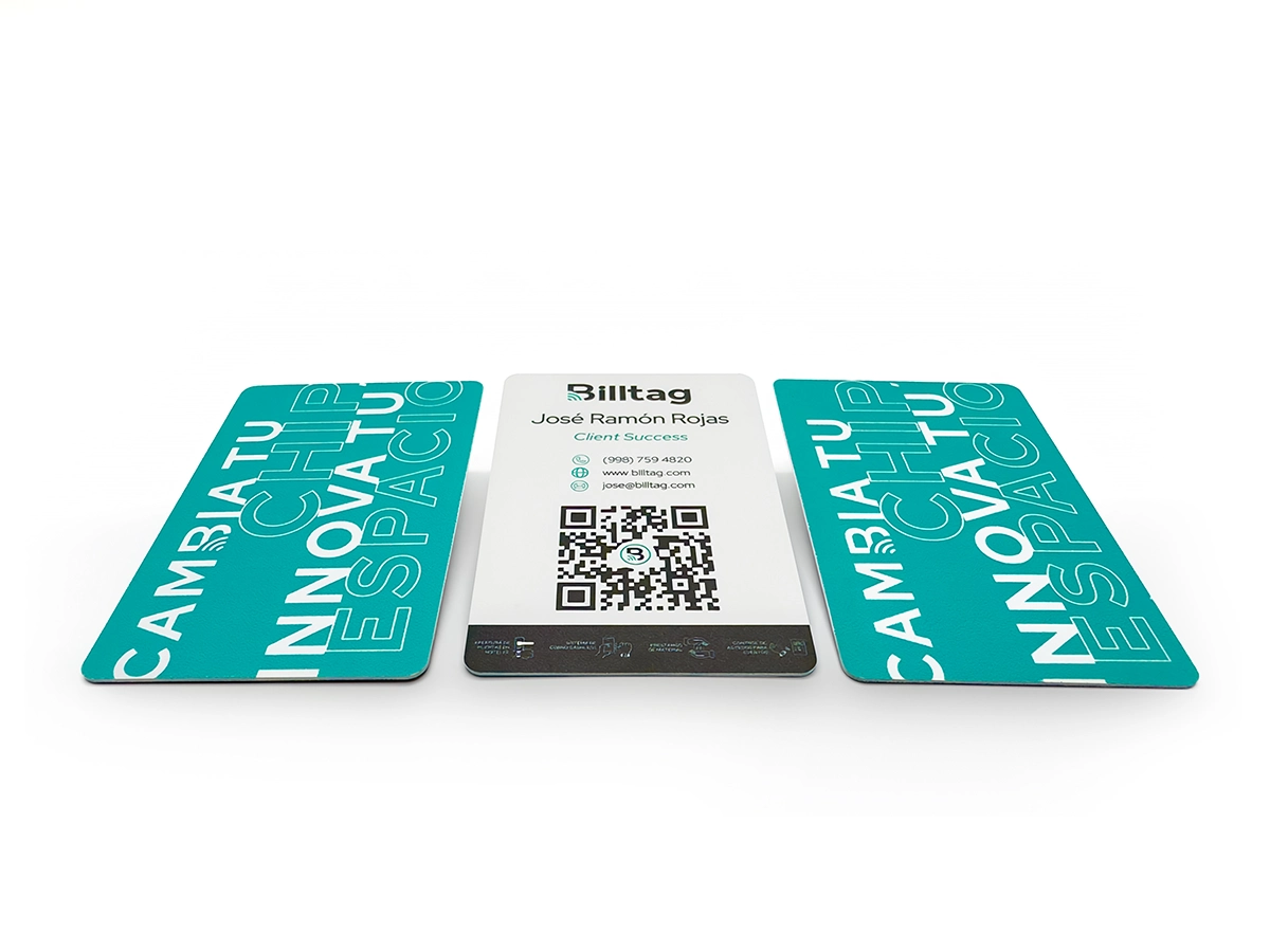 Tarjetas de PVC RFID Billtag en color turquesa con datos de contacto y QR