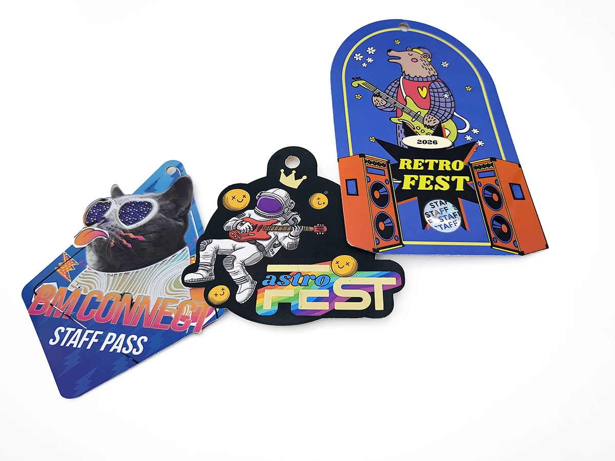 Gafetes personalizados con diseños ilustrados para staff y festivales temáticos