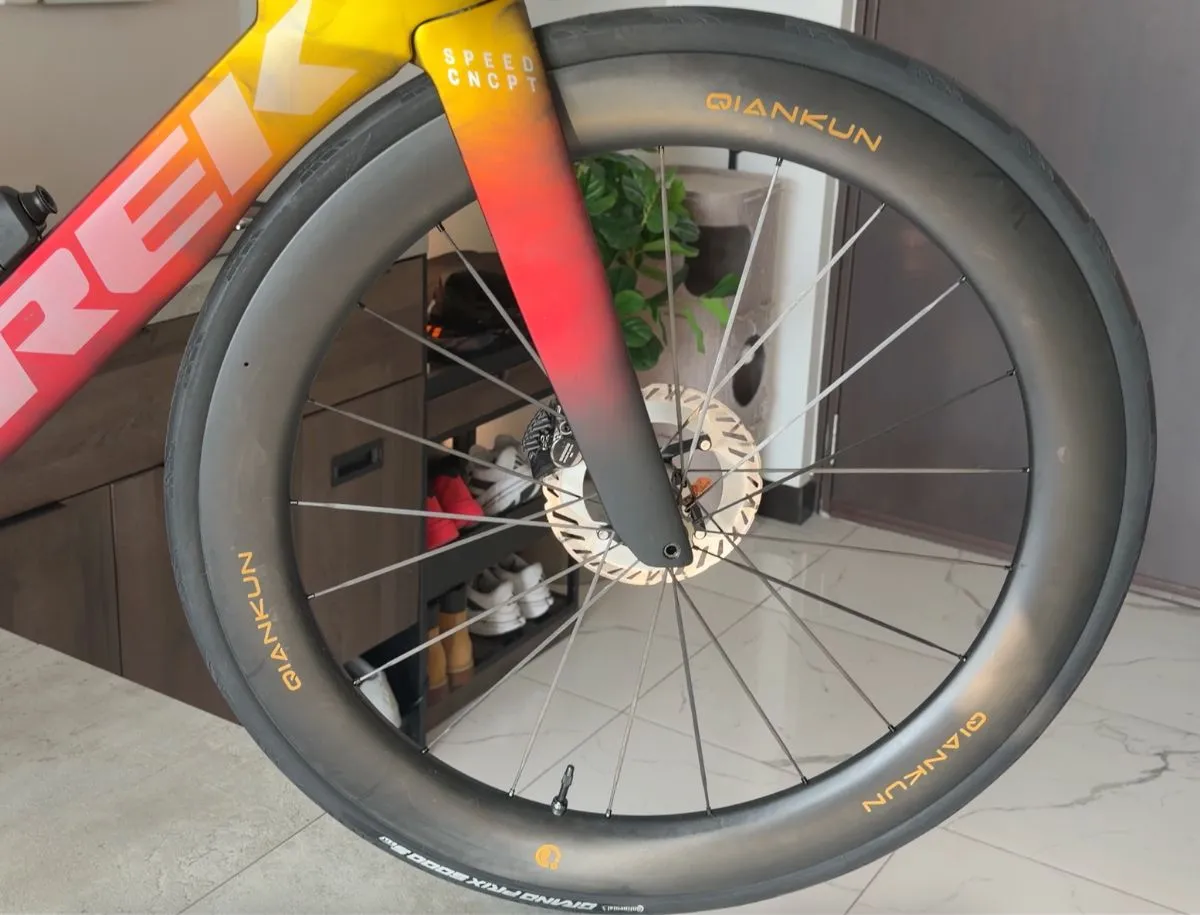 rek Speed Concept SL7 with YOELEO QianKun CS60 aftermarket carbon wheelset, full bike side profile outdoors