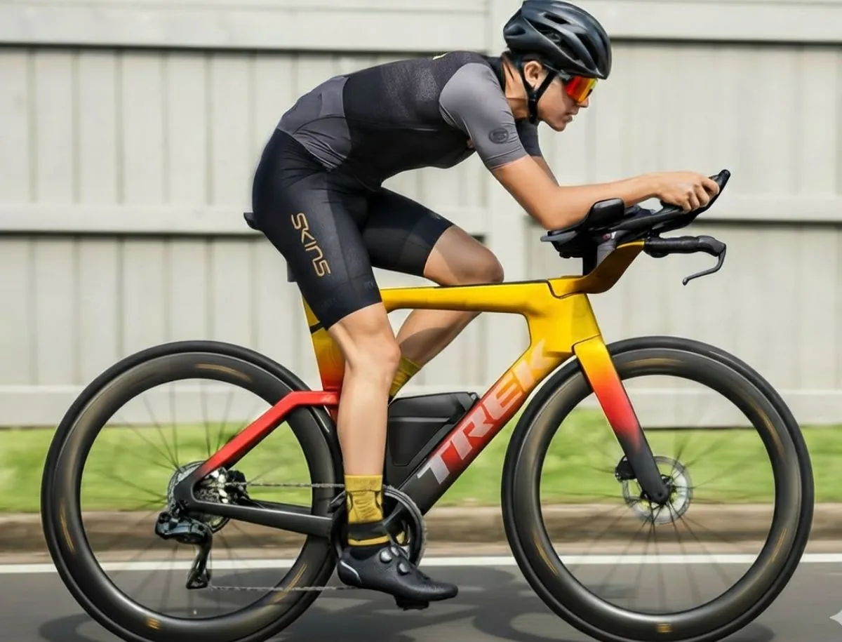Mike Dee riding Trek Speed Concept SL7 triathlon bike during real-world road test in aero position