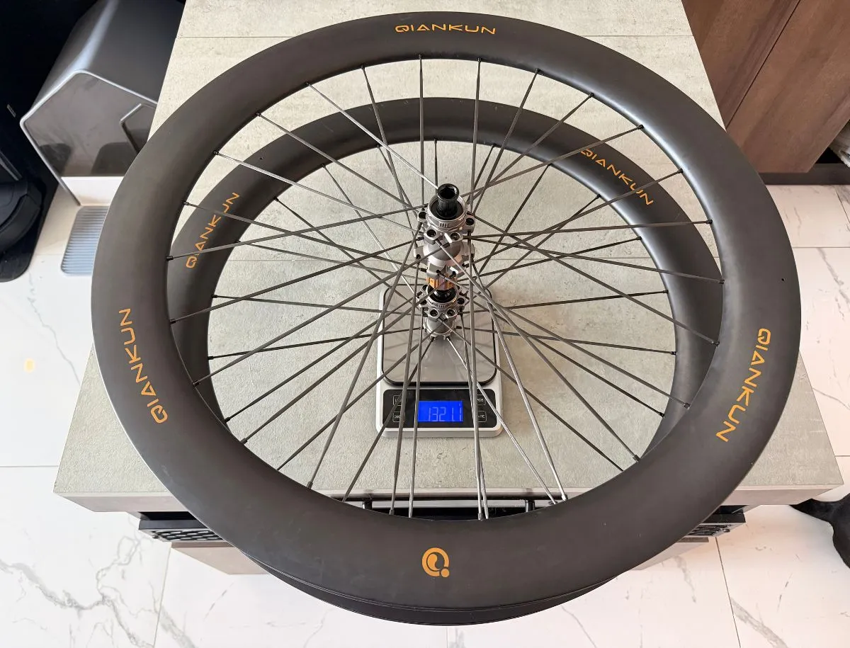 YOELEO QianKun CS60 carbon wheel with carbon spokes on digital scale during BikeLabHQ weight verification test