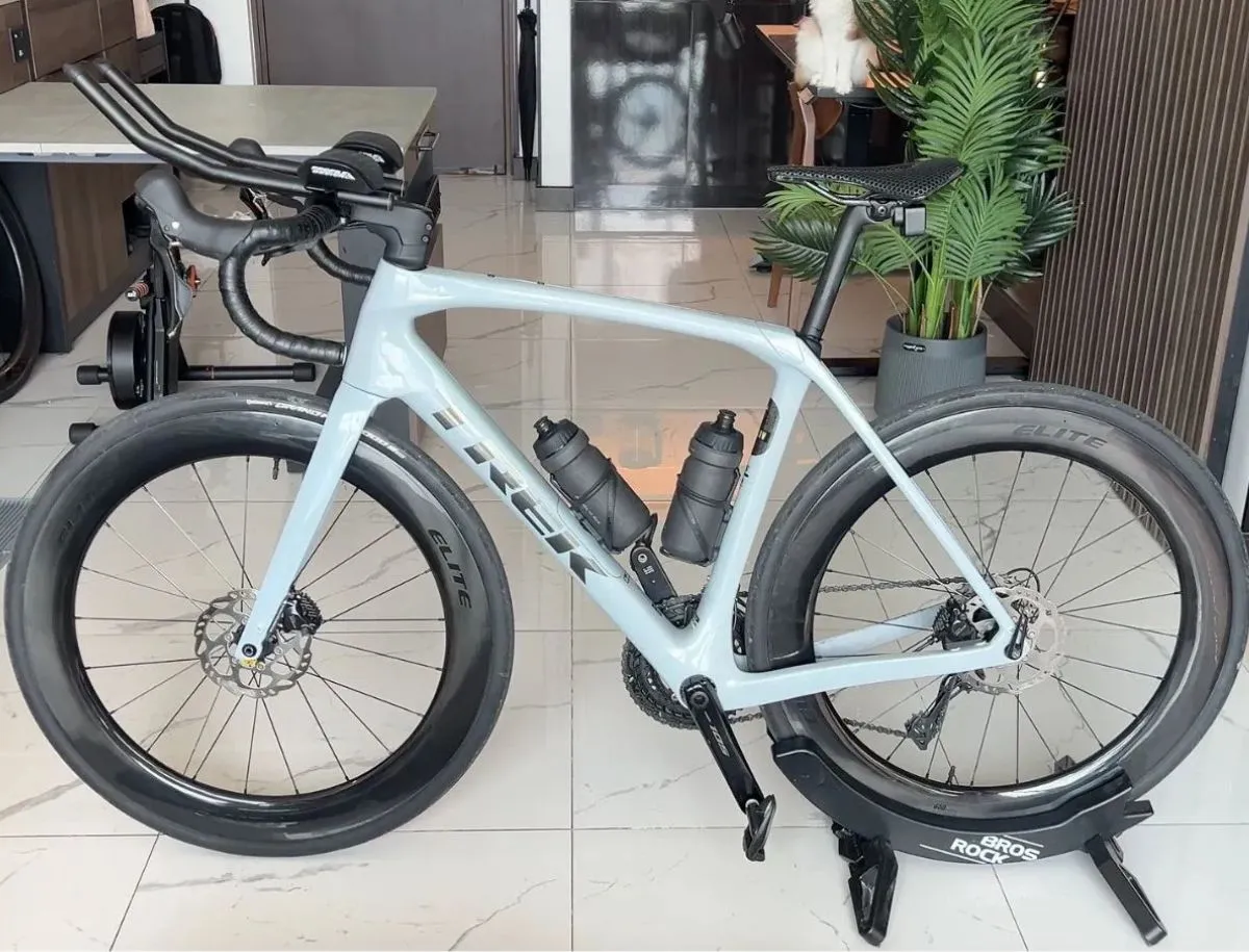 Elitewheels Marvel II 65mm carbon wheelset mounted on Trek road bike with aero extensions, set up on an indoor trainer for triathlon-specific testing