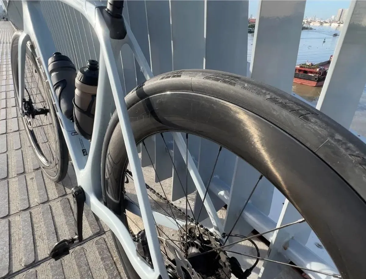 Trek road bike fitted with Elitewheels Marvel II carbon wheelset and clip-on aero bars, tested by Mike Dee on a waterfront ride