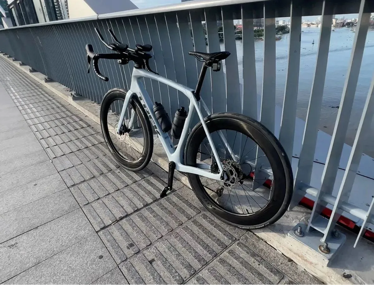 Elitewheels Marvel II 65mm carbon wheelset mounted on Trek road bike with aero extensions, set up on an indoor trainer for triathlon-specific testing