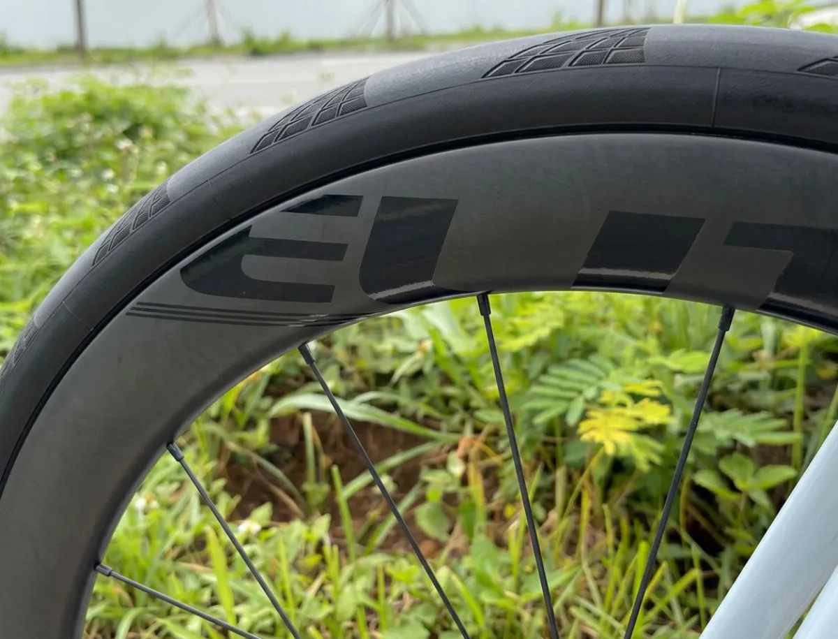 Tubeless tyre mounted on the Elitewheels ENT 3.0's hooked carbon rim