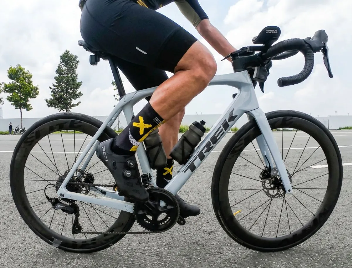 Mike Dee riding the Elitewheels ENT 3.0 carbon wheelset on a test ride for BikeLabHQ