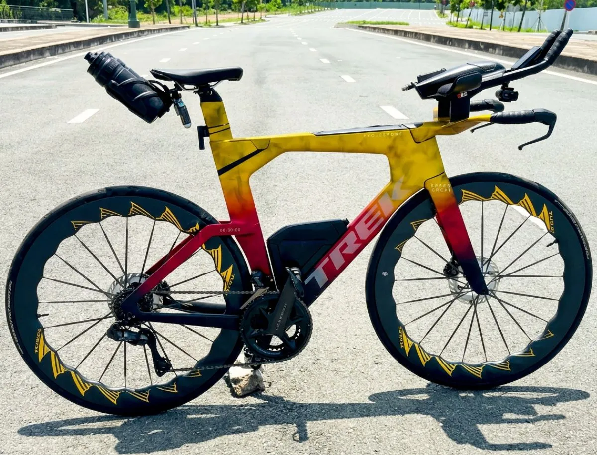 TUKUS Bluefin Turbo SR wheels mounted on a Trek Speed Concept triathlon bike in gold and red paint