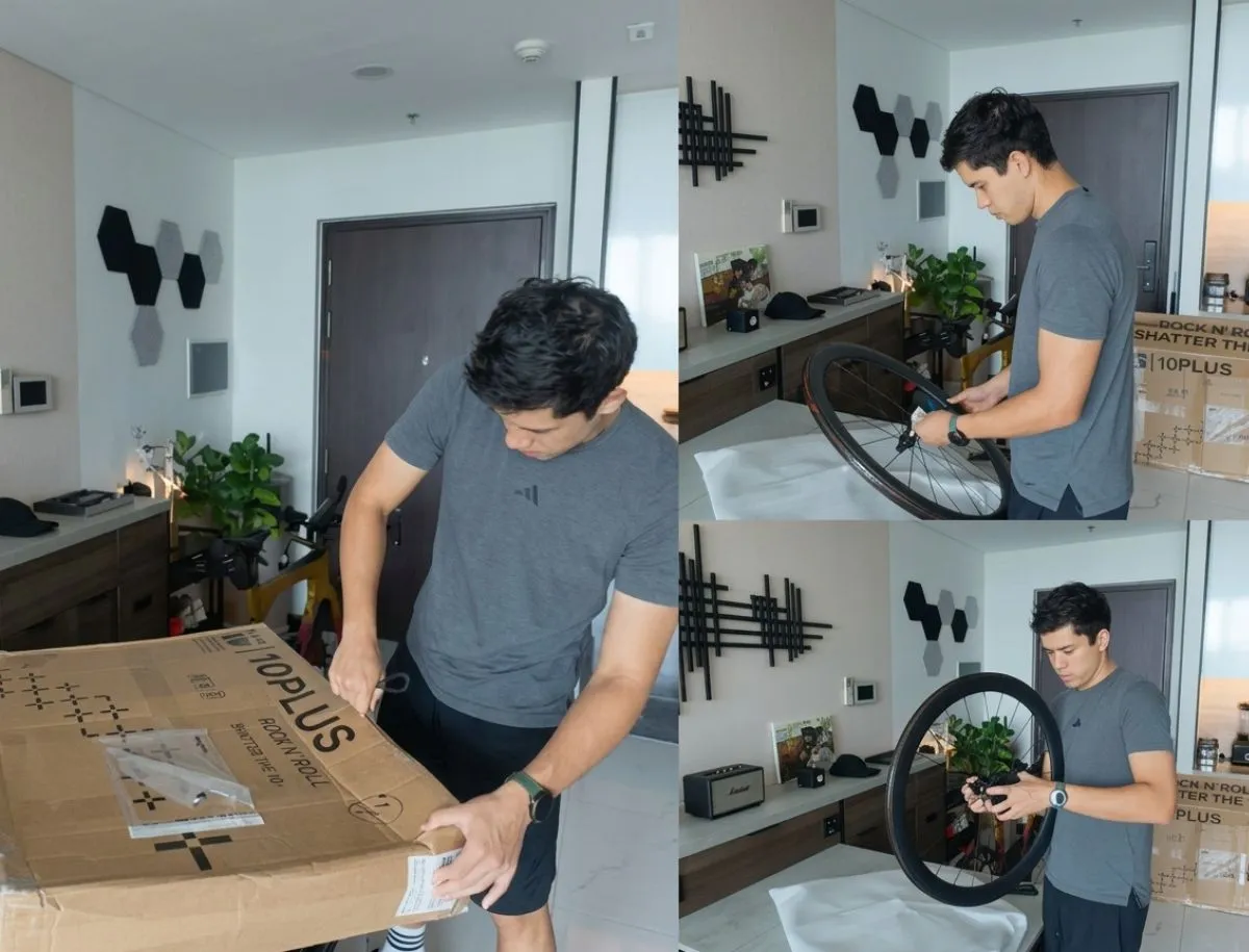 10PLUS T Series carbon wheelset packed inside the shipping box during unboxing