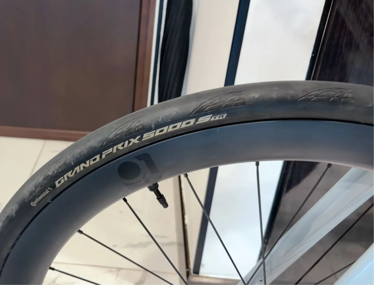 Close-up of 10PLUS T Series hooked carbon rim with 21mm internal width and tubeless tyre setup