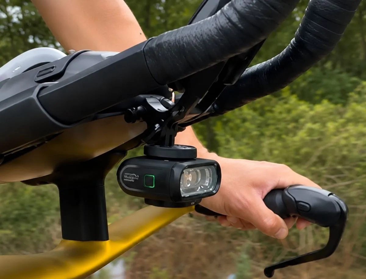 Garmin bike computer mounted above the Magicshine HORI 900 bike light