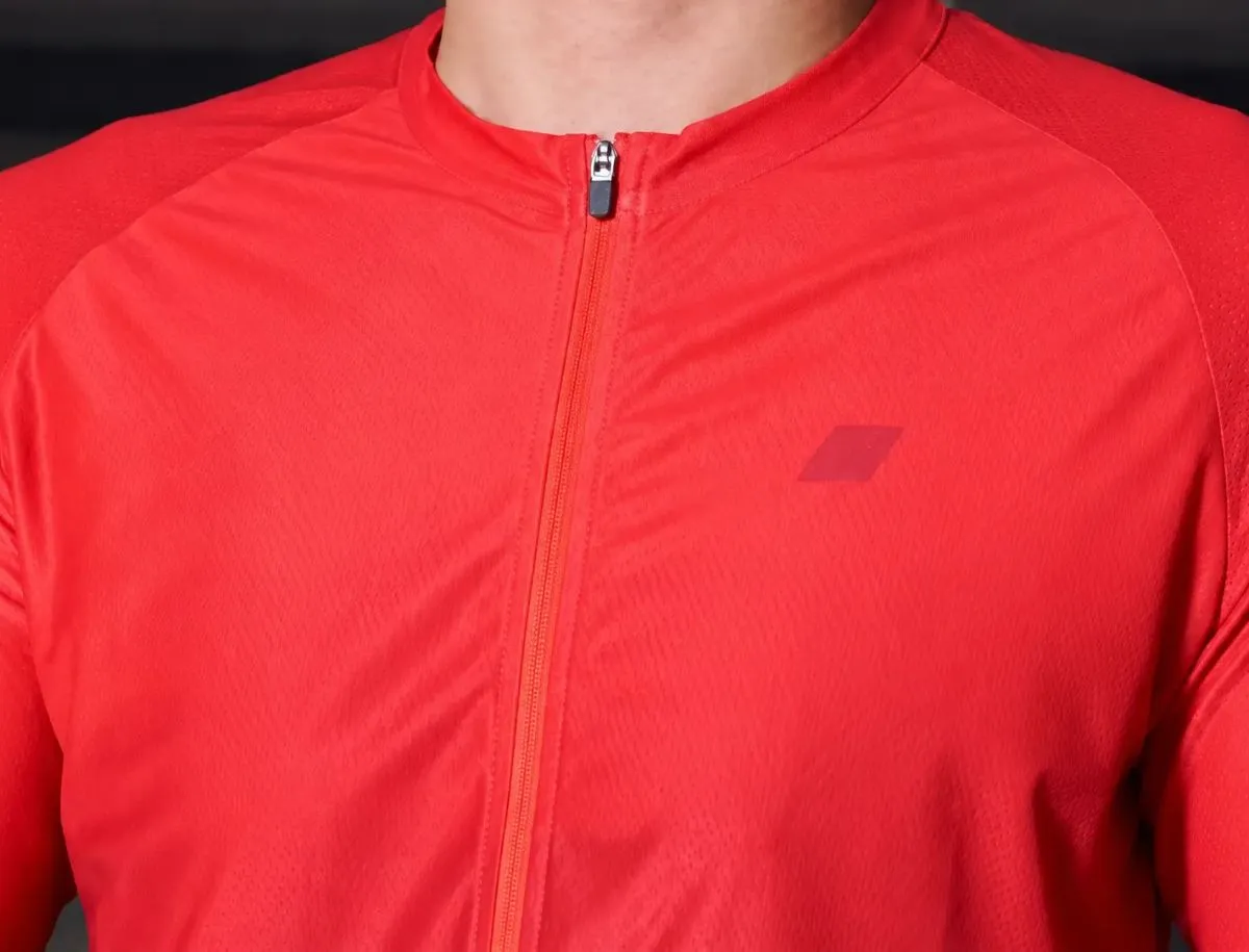 Budget AliExpress cycling jersey close-up showing fabric and zipper