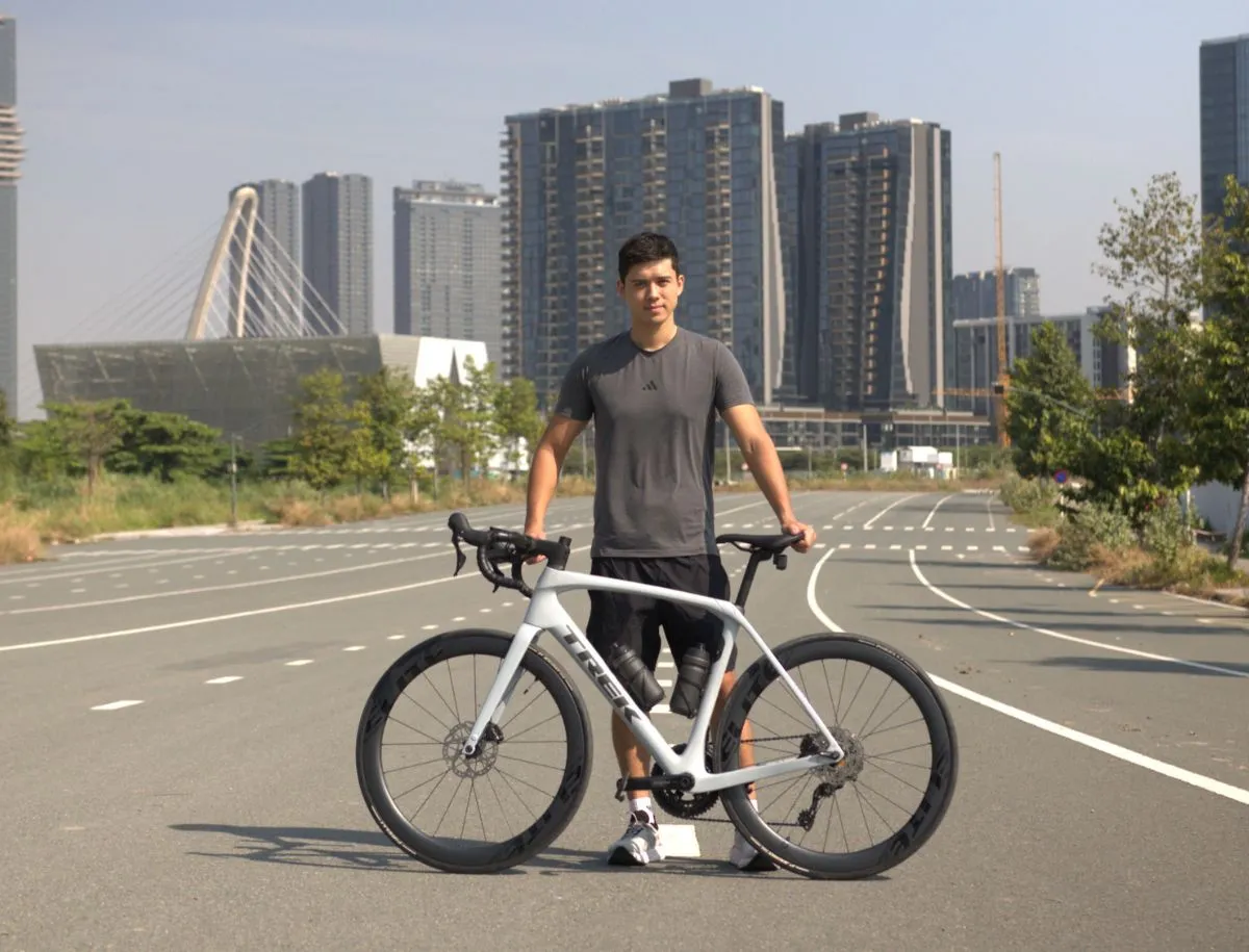 White Trek Domane SL5 road bike fitted with Elitewheels ENT 2.0 carbon wheels photographed outdoors.  Copy