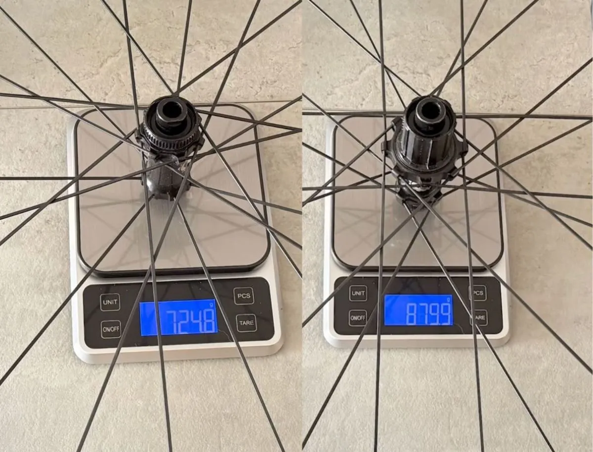 Elitewheels ENT 2.0 carbon wheels on digital scales showing measurements of 724.8g and 879.9g.