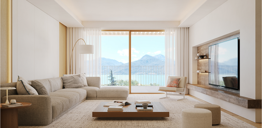 Soggiorno moderno con divano beige, tavolino, TV a parete e vista su lago e montagne dalle finestre.