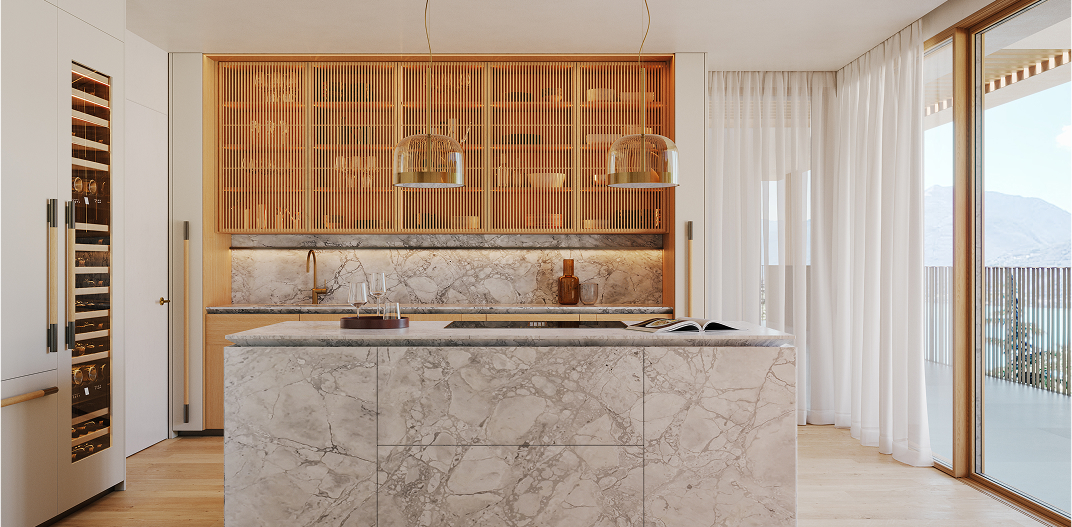 Cucina moderna con isola in marmo, luci sospese, armadietti in legno e ampie finestre con tende bianche.