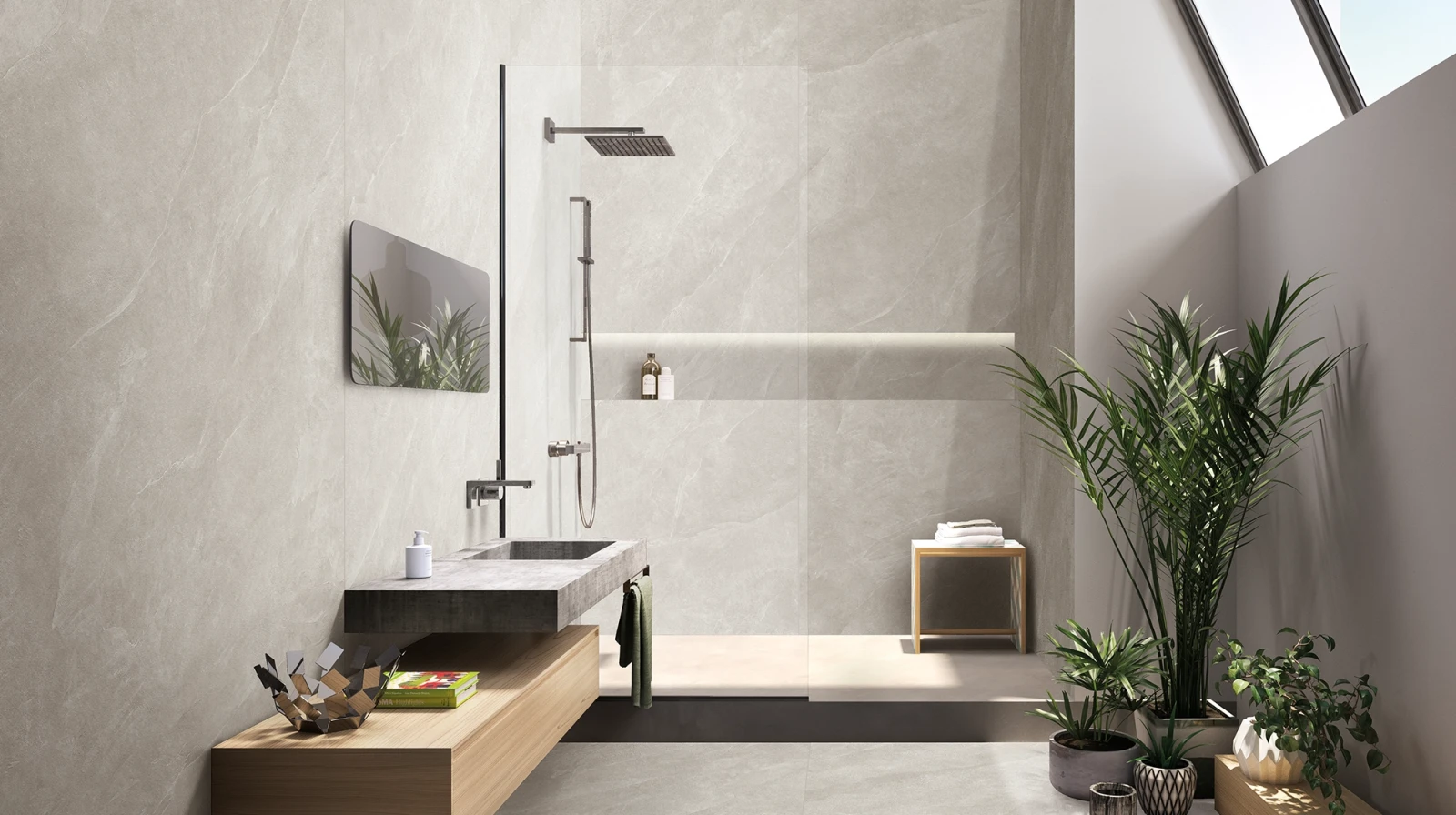 Badezimmer mit großformatigen hellen Wandfliesen und bodengleicher Dusche.