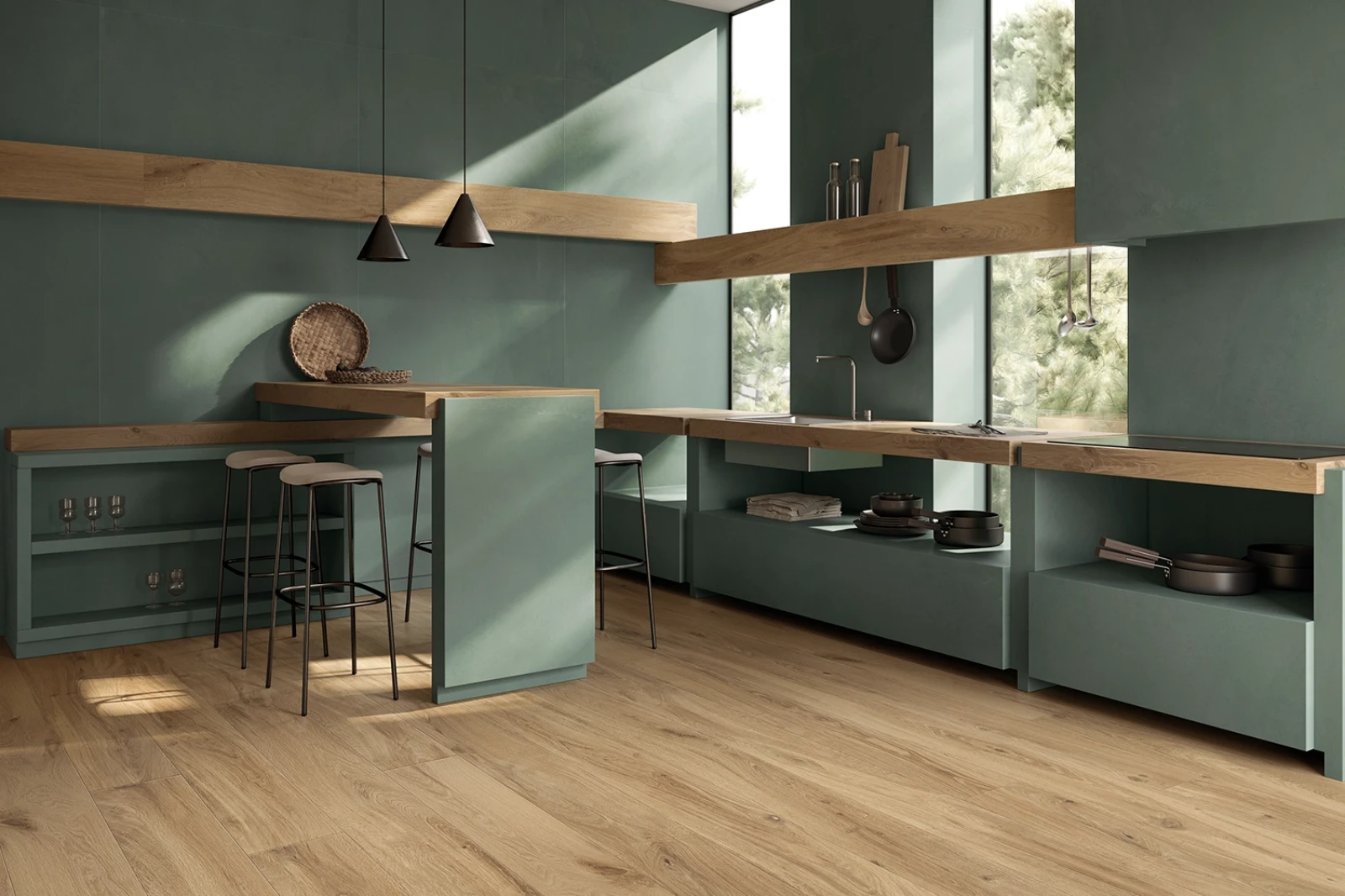 Moderne Küche mit matten grünen Schränken, Holzarbeitsplatten und Holzfußboden, hoher Tresen mit vier Hockern, großen Fenstern und minimalistischem Design.