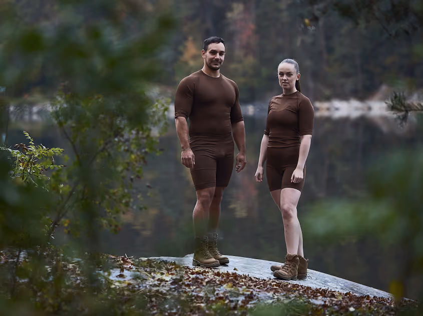 Mann und Frau in brauner GARM™ Funktionsbekleidung am See.