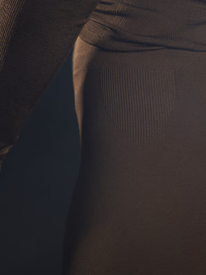 Detailansicht brauner GARM™ Funktionsbekleidung.