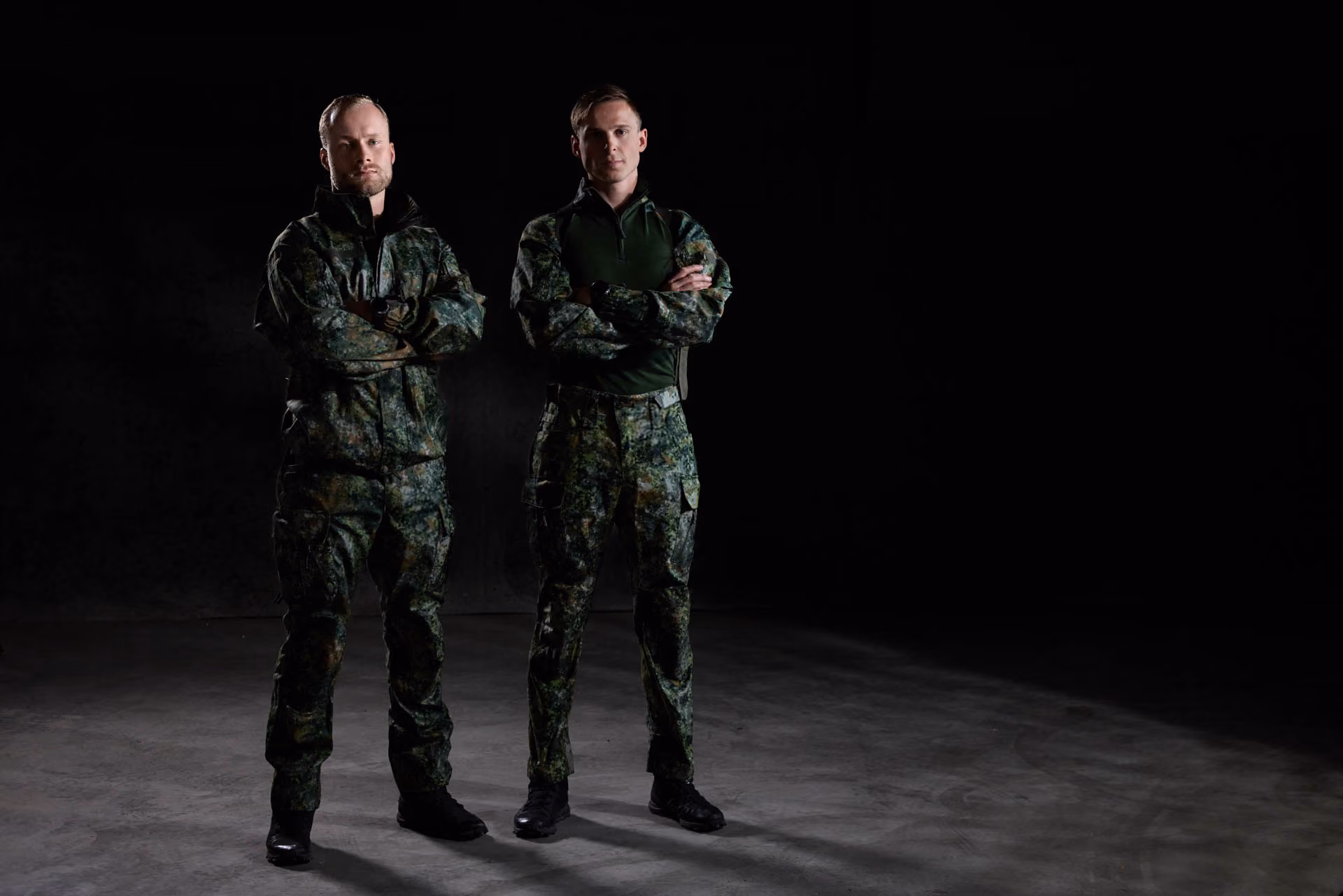 Mann und Frau in GARM™ Tarnuniformen.