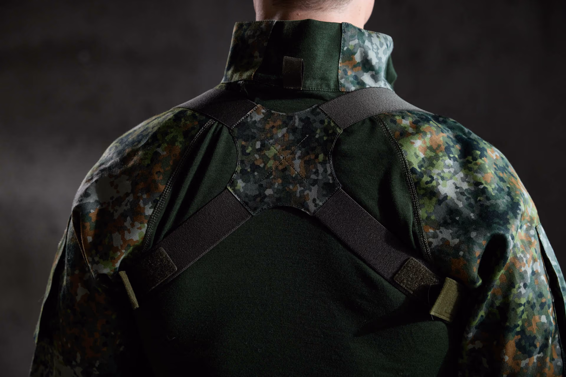 Detailansicht einer GARM™ Tarnjacke mit taktischer Schutzweste.