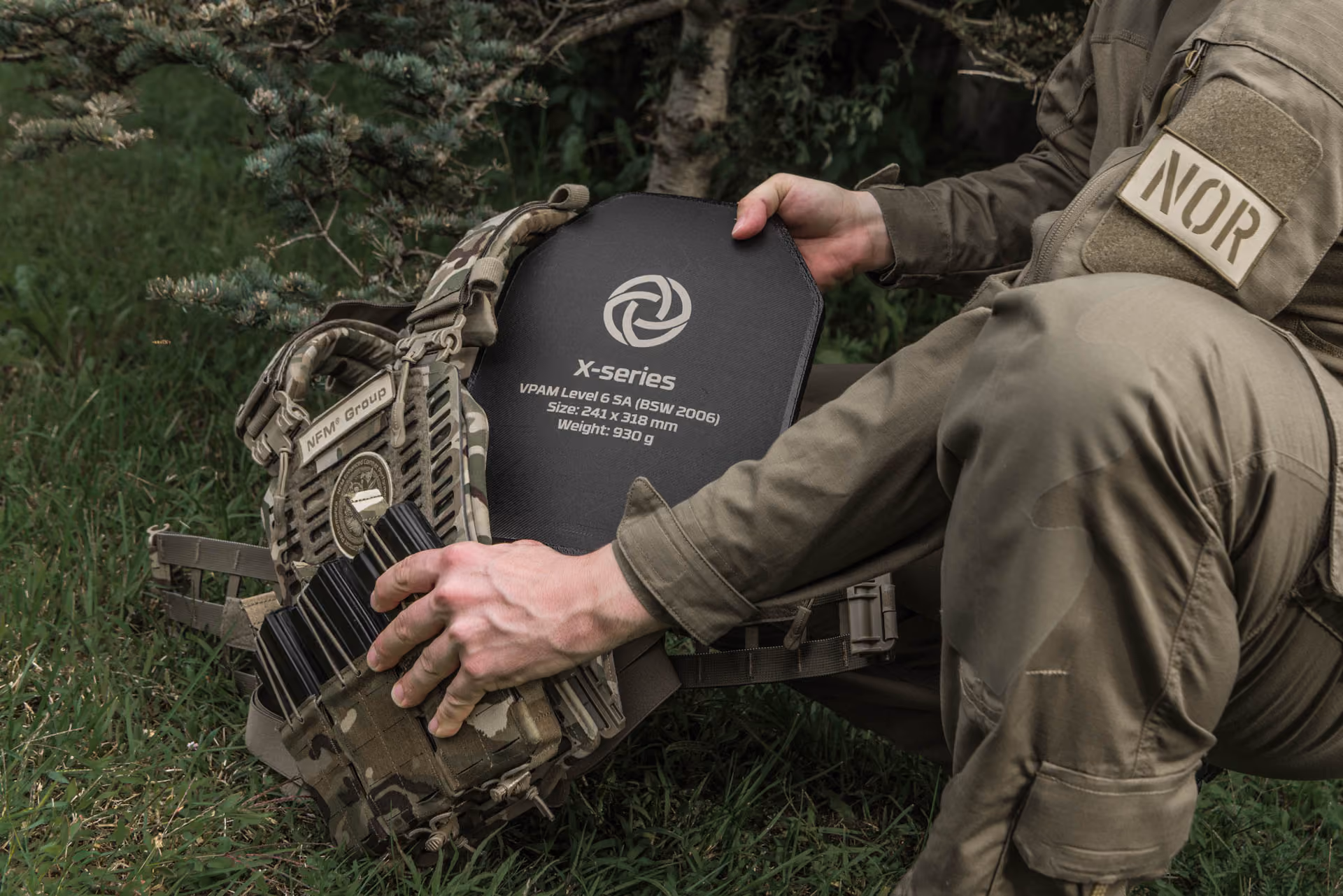 Soldat setzt eine SKJOLD™ X-Series Schutzplatte in einen Plattenträger ein.