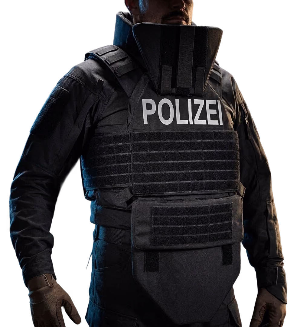 Polizeibeamter trägt eine schwarze Schutzweste mit hohem Kragen.
