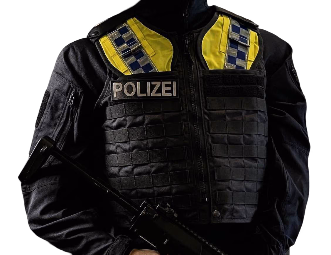 Schwarze taktische Polizeischutzweste mit gelben Schulterelementen.