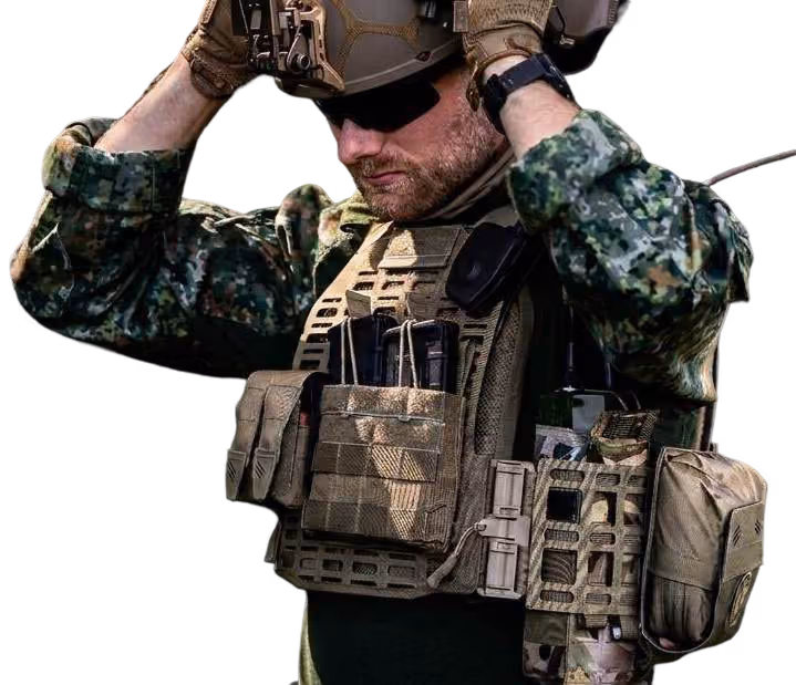 Nahaufnahme eines Soldaten mit Gefechtshelm und taktischer THOR™ Schutzweste.