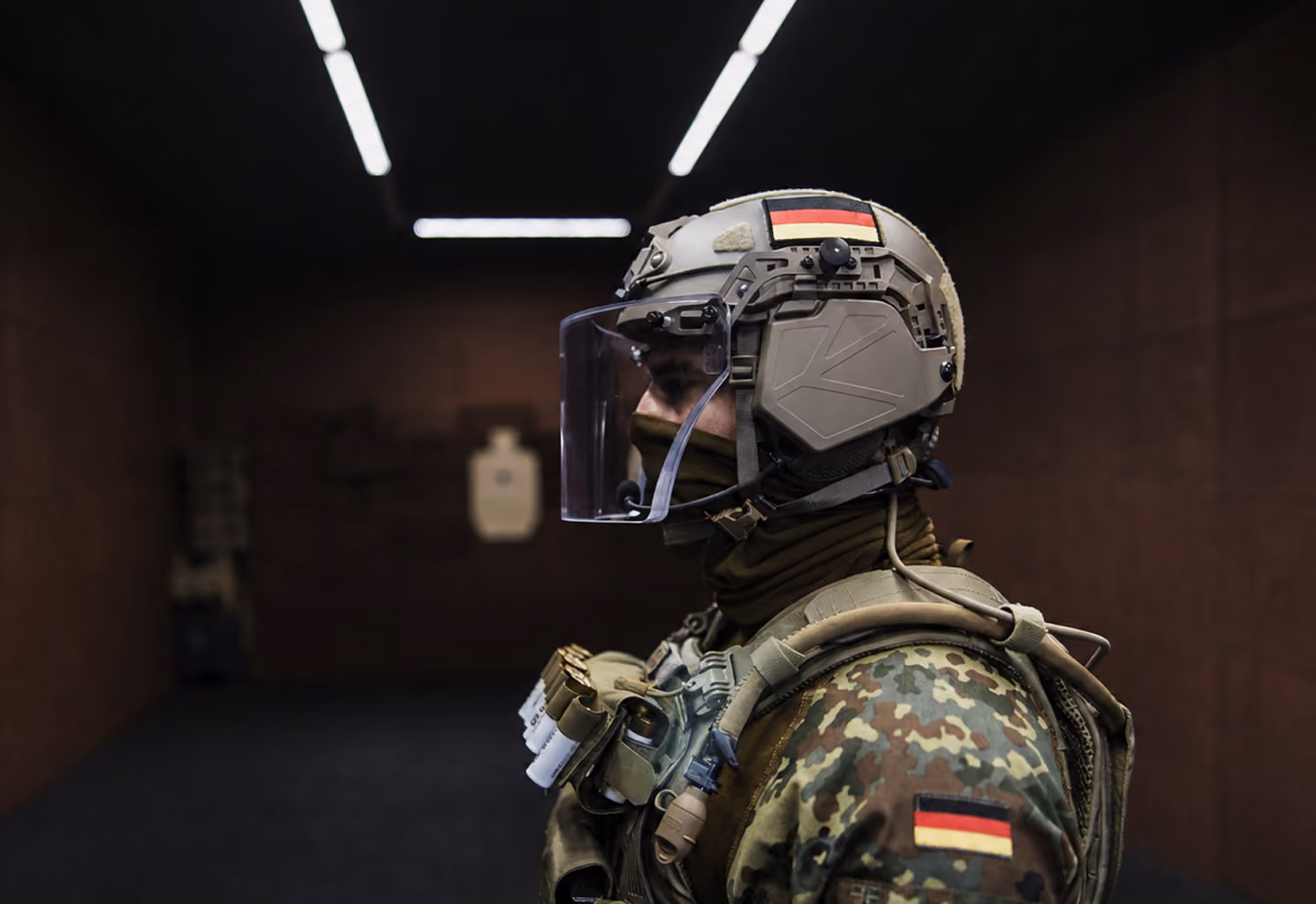 Soldat mit Gefechtshelm und Schutzvisier auf einem Schießstand.
