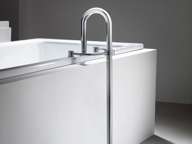 Moderne, weiße Badewanne mit barrierefreiem Zugang und glänzender, hoher Chrom-Armatur.