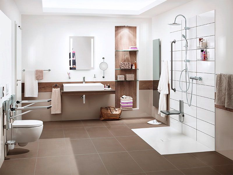 Modernes, barrierefreies Bad mit bodengleicher Dusche, Haltegriffen, Duschsitz, unterfahrbarem Waschbecken und Stützklappgriffen.