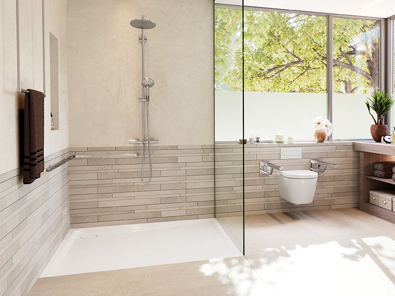 Modernes, barrierefreies Bad mit bodengleicher Dusche, Haltegriffen und niedriegem Duschsystem.