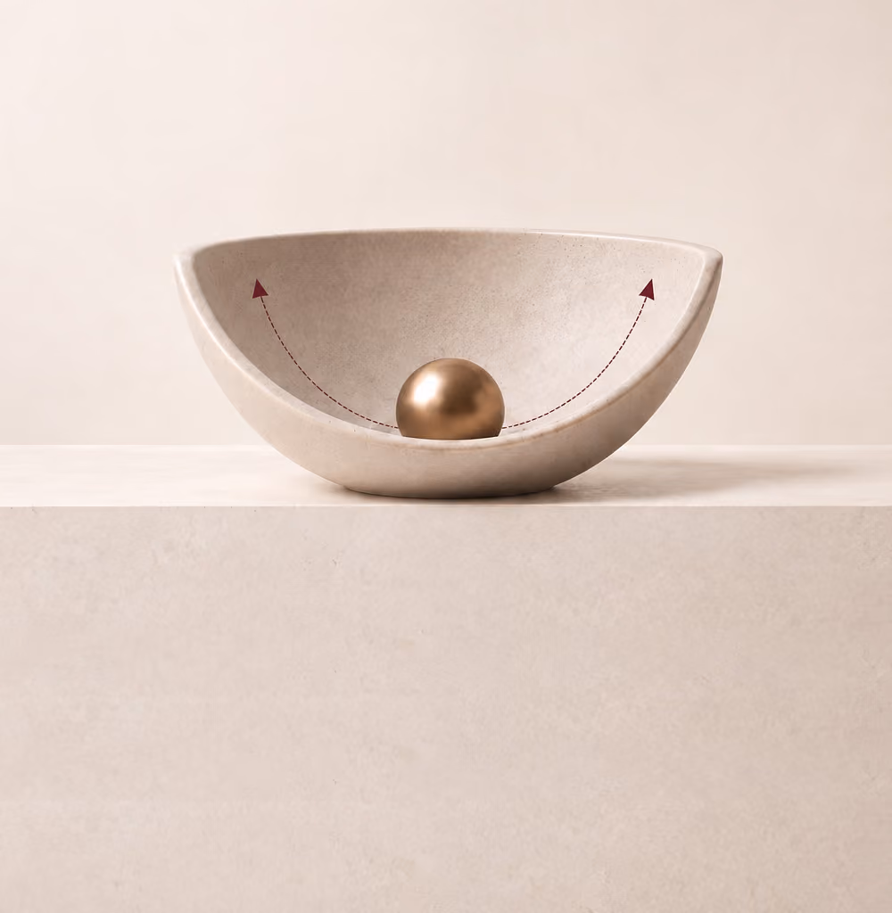 Een halve kom van beige steen met een glanzende bronzen bol in het midden, pijlen die omhoog wijzen aan weerszijden van de kom.
