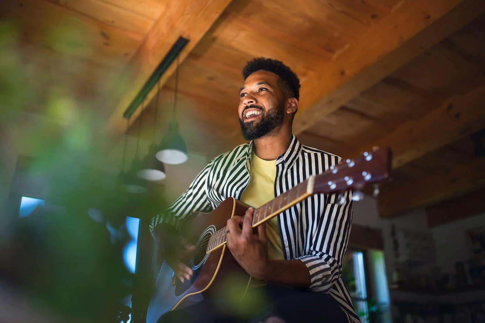 man speelt guitaar