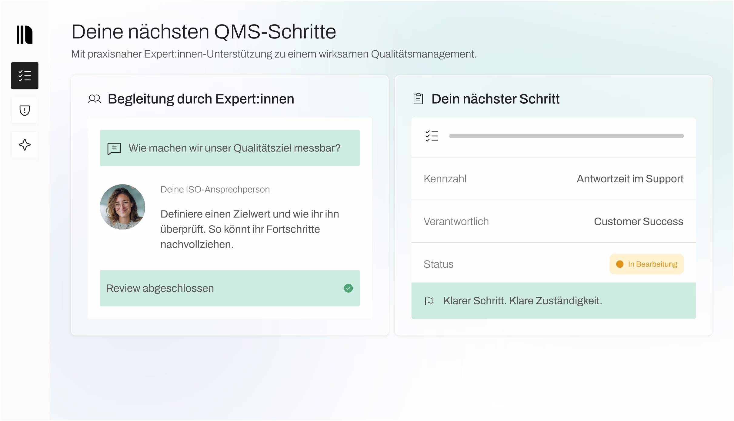 Dashboard mit dem Titel 'Deine nächsten QMS-Schritte' zur Unterstützung eines wirksamen Qualitätsmanagements, mit zwei Abschnitten: links 'Begleitung durch Expert:innen' mit einer Frage zur Messbarkeit von Qualitätszielen, einem Foto einer ISO-Ansprechperson und einer Meldung 'Review abgeschlossen', rechts 'Dein nächster Schritt' mit den Feldern Kennzahl: Antwortzeit im Support, Verantwortlich: Customer Success, Status: In Bearbeitung, und einem grünen Hinweis für klaren Schritt und Zuständigkeit.