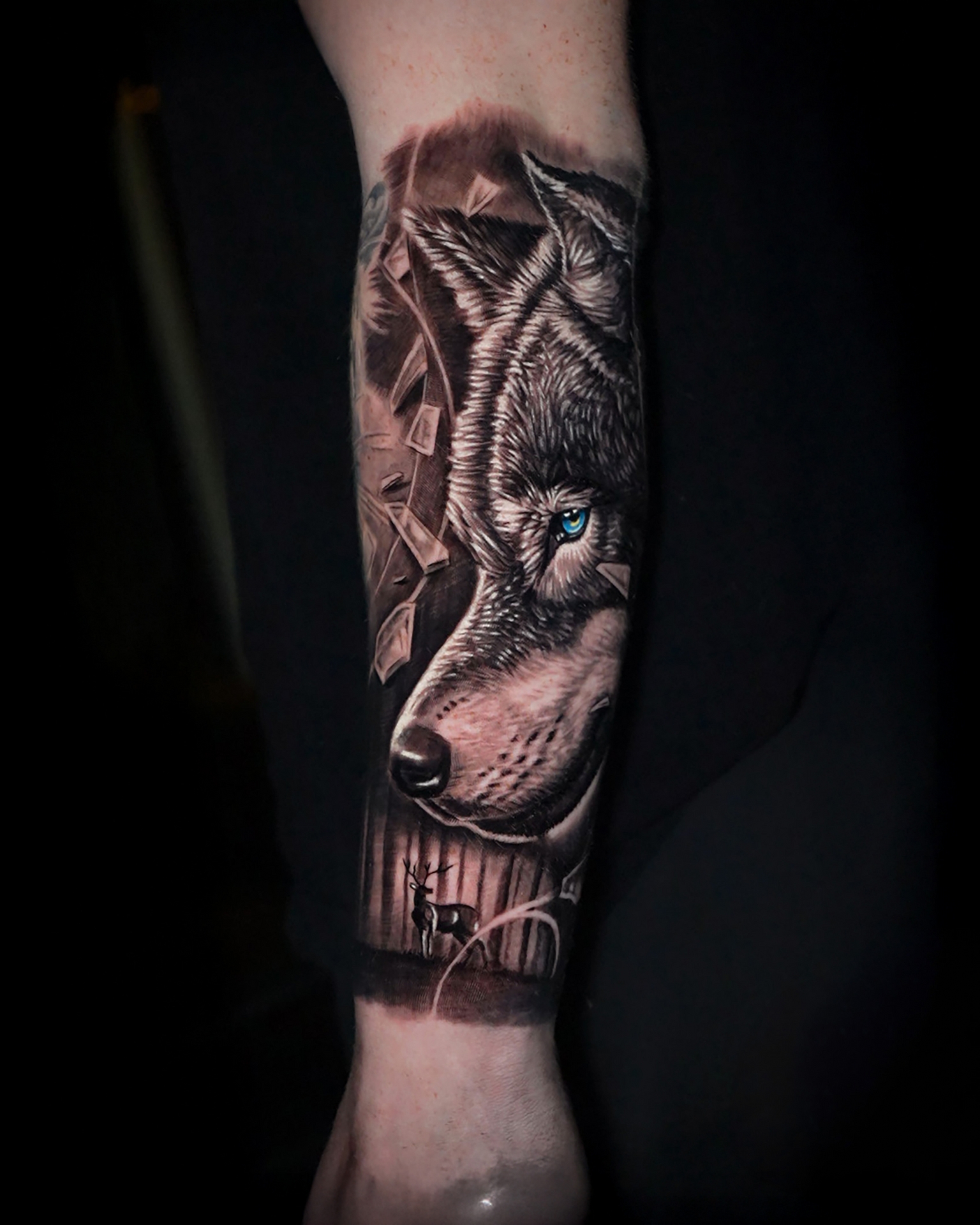 Black and grey tattoo of wolf by Raza Tattoo in Aarhus 