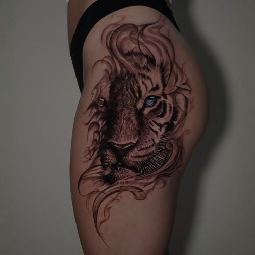 Tiger tattoo on hip by Raza Tattoo in Aarhus