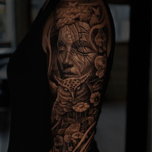 Female scar cover up in black and grey realism by Raza Tattoo in Aarhus 