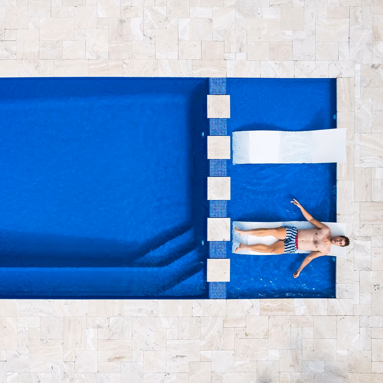 Fiberglass swimming pool and outdoor living space | Elite Outdoor | Quincy, Illinois